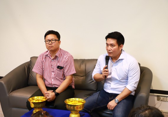 ผู้บริหารและเจ้าหน้าที่สำนักงานคณบดี รดน้ำดำหัวและขอพรคณบดี เนื่องในวันสงกรานต์ สืบสารประเพณีไทย