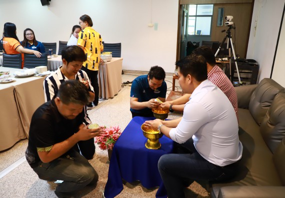 ผู้บริหารและเจ้าหน้าที่สำนักงานคณบดี รดน้ำดำหัวและขอพรคณบดี เนื่องในวันสงกรานต์ สืบสารประเพณีไทย