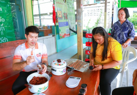 ภาพกิจกรรม  คณะวิทยาศาสตร์และเทคโนโลยี จัดกิจกรรมพัฒนาบรรจุภัณฑ์น้ำพริกโบราณ