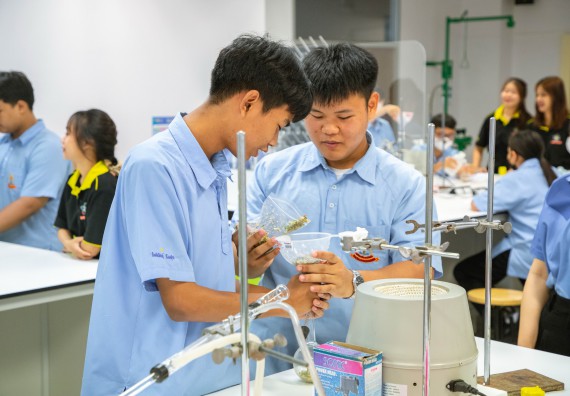 ภาพกิจกรรม   คณะวิทยาศาสตร์และเทคโนโลยี มหาวิทยาลัยราชภัฏกำแพงเพชร ร่วมกับโรงเรียนตากพิทยาคม กำหนดจัดกิจกรรมสร้างเสริมทักษะกระบวนการทางวิทยาศาสตร์สู่มาตรฐานสากล