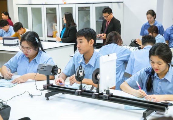 ภาพกิจกรรม   คณะวิทยาศาสตร์และเทคโนโลยี มหาวิทยาลัยราชภัฏกำแพงเพชร ร่วมกับโรงเรียนตากพิทยาคม กำหนดจัดกิจกรรมสร้างเสริมทักษะกระบวนการทางวิทยาศาสตร์สู่มาตรฐานสากล