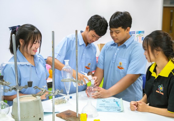 ภาพกิจกรรม   คณะวิทยาศาสตร์และเทคโนโลยี มหาวิทยาลัยราชภัฏกำแพงเพชร ร่วมกับโรงเรียนตากพิทยาคม กำหนดจัดกิจกรรมสร้างเสริมทักษะกระบวนการทางวิทยาศาสตร์สู่มาตรฐานสากล