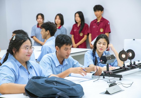 ภาพกิจกรรม   คณะวิทยาศาสตร์และเทคโนโลยี มหาวิทยาลัยราชภัฏกำแพงเพชร ร่วมกับโรงเรียนตากพิทยาคม กำหนดจัดกิจกรรมสร้างเสริมทักษะกระบวนการทางวิทยาศาสตร์สู่มาตรฐานสากล