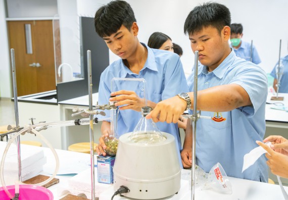 ภาพกิจกรรม   คณะวิทยาศาสตร์และเทคโนโลยี มหาวิทยาลัยราชภัฏกำแพงเพชร ร่วมกับโรงเรียนตากพิทยาคม กำหนดจัดกิจกรรมสร้างเสริมทักษะกระบวนการทางวิทยาศาสตร์สู่มาตรฐานสากล