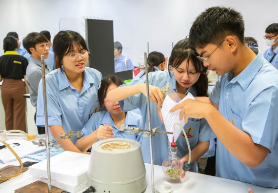 ภาพกิจกรรม   คณะวิทยาศาสตร์และเทคโนโลยี มหาวิทยาลัยราชภัฏกำแพงเพชร ร่วมกับโรงเรียนตากพิทยาคม กำหนดจัดกิจกรรมสร้างเสริมทักษะกระบวนการทางวิทยาศาสตร์สู่มาตรฐานสากล