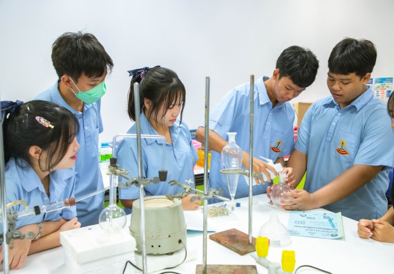 ภาพกิจกรรม   คณะวิทยาศาสตร์และเทคโนโลยี มหาวิทยาลัยราชภัฏกำแพงเพชร ร่วมกับโรงเรียนตากพิทยาคม กำหนดจัดกิจกรรมสร้างเสริมทักษะกระบวนการทางวิทยาศาสตร์สู่มาตรฐานสากล