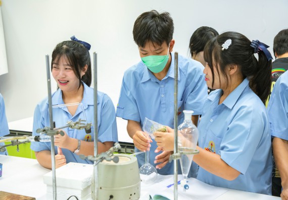 ภาพกิจกรรม   คณะวิทยาศาสตร์และเทคโนโลยี มหาวิทยาลัยราชภัฏกำแพงเพชร ร่วมกับโรงเรียนตากพิทยาคม กำหนดจัดกิจกรรมสร้างเสริมทักษะกระบวนการทางวิทยาศาสตร์สู่มาตรฐานสากล