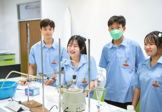 ภาพกิจกรรม   คณะวิทยาศาสตร์และเทคโนโลยี มหาวิทยาลัยราชภัฏกำแพงเพชร ร่วมกับโรงเรียนตากพิทยาคม กำหนดจัดกิจกรรมสร้างเสริมทักษะกระบวนการทางวิทยาศาสตร์สู่มาตรฐานสากล