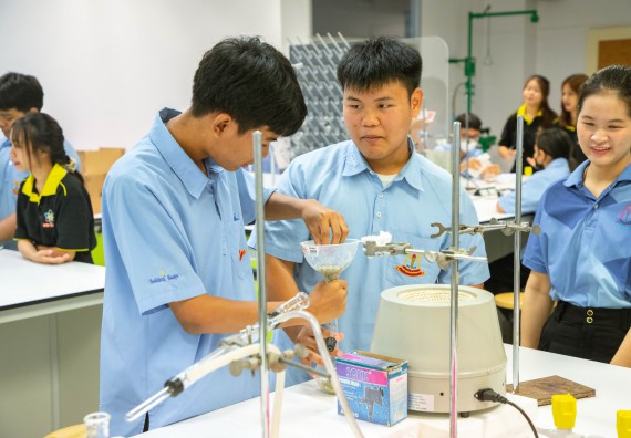 ภาพกิจกรรม   คณะวิทยาศาสตร์และเทคโนโลยี มหาวิทยาลัยราชภัฏกำแพงเพชร ร่วมกับโรงเรียนตากพิทยาคม กำหนดจัดกิจกรรมสร้างเสริมทักษะกระบวนการทางวิทยาศาสตร์สู่มาตรฐานสากล