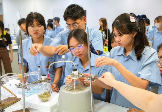 ภาพกิจกรรม   คณะวิทยาศาสตร์และเทคโนโลยี มหาวิทยาลัยราชภัฏกำแพงเพชร ร่วมกับโรงเรียนตากพิทยาคม กำหนดจัดกิจกรรมสร้างเสริมทักษะกระบวนการทางวิทยาศาสตร์สู่มาตรฐานสากล