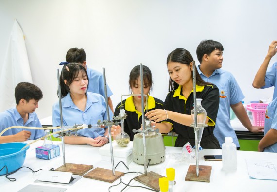 ภาพกิจกรรม   คณะวิทยาศาสตร์และเทคโนโลยี มหาวิทยาลัยราชภัฏกำแพงเพชร ร่วมกับโรงเรียนตากพิทยาคม กำหนดจัดกิจกรรมสร้างเสริมทักษะกระบวนการทางวิทยาศาสตร์สู่มาตรฐานสากล