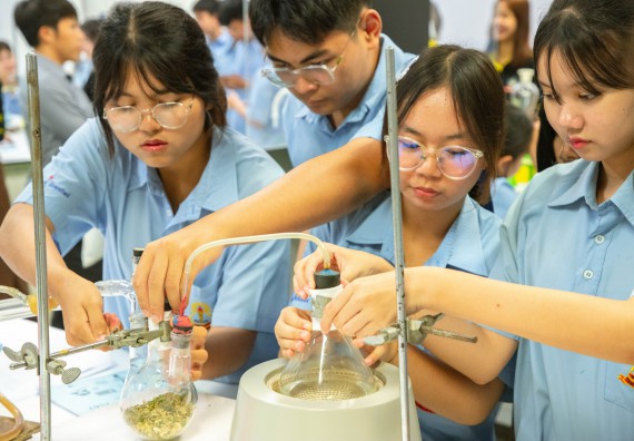 ภาพกิจกรรม   คณะวิทยาศาสตร์และเทคโนโลยี มหาวิทยาลัยราชภัฏกำแพงเพชร ร่วมกับโรงเรียนตากพิทยาคม กำหนดจัดกิจกรรมสร้างเสริมทักษะกระบวนการทางวิทยาศาสตร์สู่มาตรฐานสากล