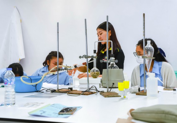 ภาพกิจกรรม   คณะวิทยาศาสตร์และเทคโนโลยี มหาวิทยาลัยราชภัฏกำแพงเพชร ร่วมกับโรงเรียนตากพิทยาคม กำหนดจัดกิจกรรมสร้างเสริมทักษะกระบวนการทางวิทยาศาสตร์สู่มาตรฐานสากล