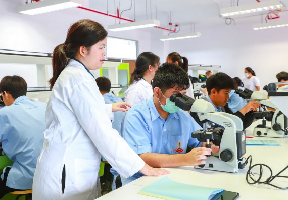 ภาพกิจกรรม   คณะวิทยาศาสตร์และเทคโนโลยี มหาวิทยาลัยราชภัฏกำแพงเพชร ร่วมกับโรงเรียนตากพิทยาคม กำหนดจัดกิจกรรมสร้างเสริมทักษะกระบวนการทางวิทยาศาสตร์สู่มาตรฐานสากล