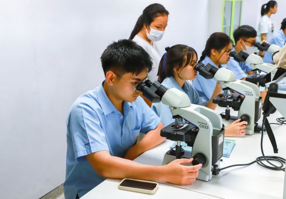 ภาพกิจกรรม   คณะวิทยาศาสตร์และเทคโนโลยี มหาวิทยาลัยราชภัฏกำแพงเพชร ร่วมกับโรงเรียนตากพิทยาคม กำหนดจัดกิจกรรมสร้างเสริมทักษะกระบวนการทางวิทยาศาสตร์สู่มาตรฐานสากล