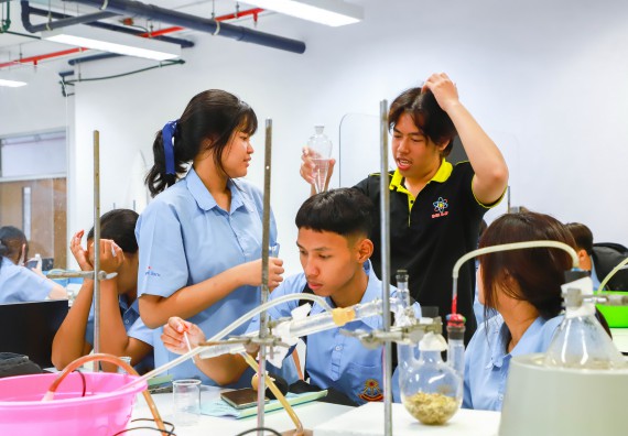 ภาพกิจกรรม   คณะวิทยาศาสตร์และเทคโนโลยี มหาวิทยาลัยราชภัฏกำแพงเพชร ร่วมกับโรงเรียนตากพิทยาคม กำหนดจัดกิจกรรมสร้างเสริมทักษะกระบวนการทางวิทยาศาสตร์สู่มาตรฐานสากล