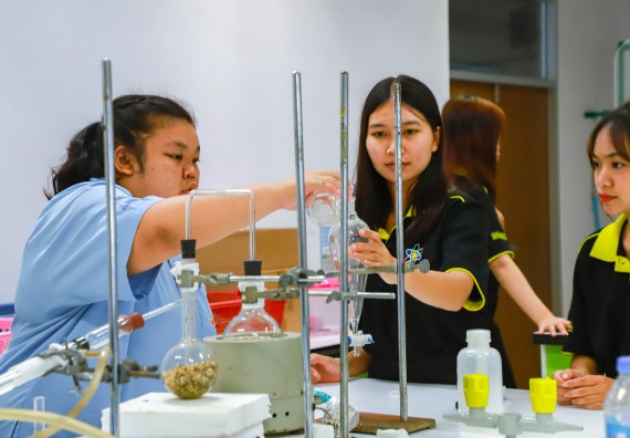 ภาพกิจกรรม   คณะวิทยาศาสตร์และเทคโนโลยี มหาวิทยาลัยราชภัฏกำแพงเพชร ร่วมกับโรงเรียนตากพิทยาคม กำหนดจัดกิจกรรมสร้างเสริมทักษะกระบวนการทางวิทยาศาสตร์สู่มาตรฐานสากล