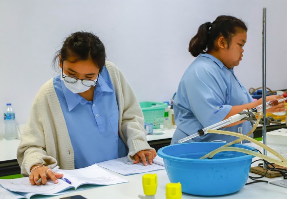 ภาพกิจกรรม   คณะวิทยาศาสตร์และเทคโนโลยี มหาวิทยาลัยราชภัฏกำแพงเพชร ร่วมกับโรงเรียนตากพิทยาคม กำหนดจัดกิจกรรมสร้างเสริมทักษะกระบวนการทางวิทยาศาสตร์สู่มาตรฐานสากล