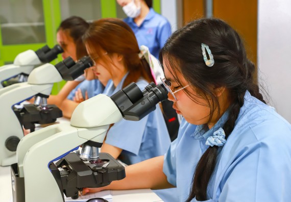 ภาพกิจกรรม   คณะวิทยาศาสตร์และเทคโนโลยี มหาวิทยาลัยราชภัฏกำแพงเพชร ร่วมกับโรงเรียนตากพิทยาคม กำหนดจัดกิจกรรมสร้างเสริมทักษะกระบวนการทางวิทยาศาสตร์สู่มาตรฐานสากล