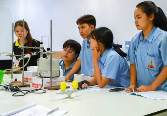 ภาพกิจกรรม   คณะวิทยาศาสตร์และเทคโนโลยี มหาวิทยาลัยราชภัฏกำแพงเพชร ร่วมกับโรงเรียนตากพิทยาคม กำหนดจัดกิจกรรมสร้างเสริมทักษะกระบวนการทางวิทยาศาสตร์สู่มาตรฐานสากล