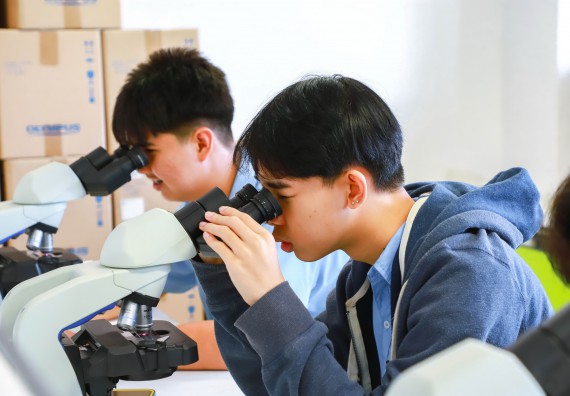 ภาพกิจกรรม   คณะวิทยาศาสตร์และเทคโนโลยี มหาวิทยาลัยราชภัฏกำแพงเพชร ร่วมกับโรงเรียนตากพิทยาคม กำหนดจัดกิจกรรมสร้างเสริมทักษะกระบวนการทางวิทยาศาสตร์สู่มาตรฐานสากล