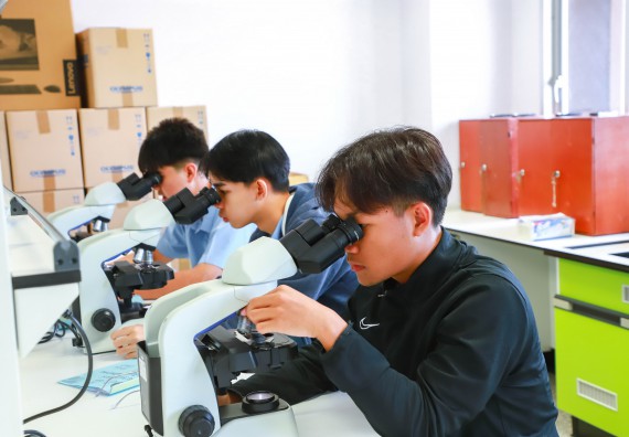 ภาพกิจกรรม   คณะวิทยาศาสตร์และเทคโนโลยี มหาวิทยาลัยราชภัฏกำแพงเพชร ร่วมกับโรงเรียนตากพิทยาคม กำหนดจัดกิจกรรมสร้างเสริมทักษะกระบวนการทางวิทยาศาสตร์สู่มาตรฐานสากล