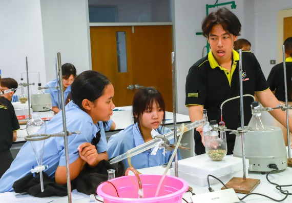 ภาพกิจกรรม   คณะวิทยาศาสตร์และเทคโนโลยี มหาวิทยาลัยราชภัฏกำแพงเพชร ร่วมกับโรงเรียนตากพิทยาคม กำหนดจัดกิจกรรมสร้างเสริมทักษะกระบวนการทางวิทยาศาสตร์สู่มาตรฐานสากล