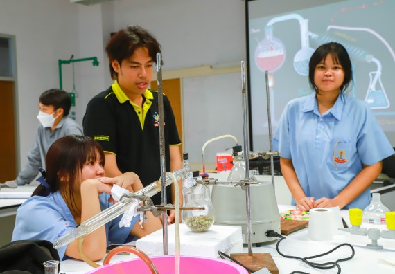 ภาพกิจกรรม   คณะวิทยาศาสตร์และเทคโนโลยี มหาวิทยาลัยราชภัฏกำแพงเพชร ร่วมกับโรงเรียนตากพิทยาคม กำหนดจัดกิจกรรมสร้างเสริมทักษะกระบวนการทางวิทยาศาสตร์สู่มาตรฐานสากล