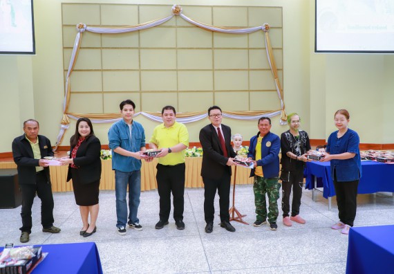 ภาพกิจกรรม  คณะวิทยาศาสตร์และเทคโนโลยี จัดกิจกรรมการอบรมเชิงปฏิบัติการ เรื่อง การเป็นช่างตัดผมอย่างมืออาชีพ ตามโครงการพัฒนาคุณภาพชีวิตและยกระดับเศรษฐกิจฐานราก