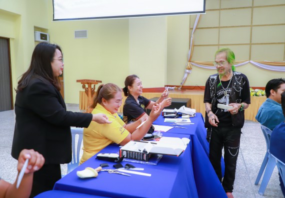 ภาพกิจกรรม  คณะวิทยาศาสตร์และเทคโนโลยี จัดกิจกรรมการอบรมเชิงปฏิบัติการ เรื่อง การเป็นช่างตัดผมอย่างมืออาชีพ ตามโครงการพัฒนาคุณภาพชีวิตและยกระดับเศรษฐกิจฐานราก