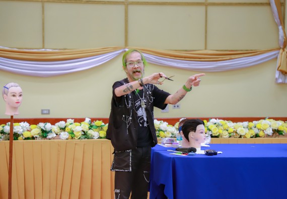 ภาพกิจกรรม  คณะวิทยาศาสตร์และเทคโนโลยี จัดกิจกรรมการอบรมเชิงปฏิบัติการ เรื่อง การเป็นช่างตัดผมอย่างมืออาชีพ ตามโครงการพัฒนาคุณภาพชีวิตและยกระดับเศรษฐกิจฐานราก