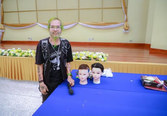 ภาพกิจกรรม  คณะวิทยาศาสตร์และเทคโนโลยี จัดกิจกรรมการอบรมเชิงปฏิบัติการ เรื่อง การเป็นช่างตัดผมอย่างมืออาชีพ ตามโครงการพัฒนาคุณภาพชีวิตและยกระดับเศรษฐกิจฐานราก