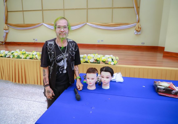 ภาพกิจกรรม  คณะวิทยาศาสตร์และเทคโนโลยี จัดกิจกรรมการอบรมเชิงปฏิบัติการ เรื่อง การเป็นช่างตัดผมอย่างมืออาชีพ ตามโครงการพัฒนาคุณภาพชีวิตและยกระดับเศรษฐกิจฐานราก