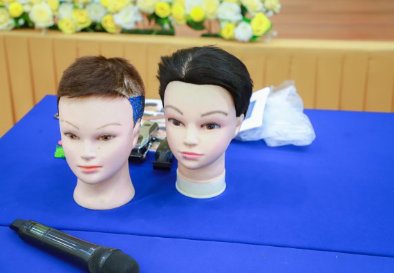 ภาพกิจกรรม  คณะวิทยาศาสตร์และเทคโนโลยี จัดกิจกรรมการอบรมเชิงปฏิบัติการ เรื่อง การเป็นช่างตัดผมอย่างมืออาชีพ ตามโครงการพัฒนาคุณภาพชีวิตและยกระดับเศรษฐกิจฐานราก