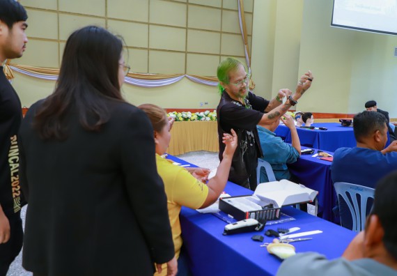 ภาพกิจกรรม  คณะวิทยาศาสตร์และเทคโนโลยี จัดกิจกรรมการอบรมเชิงปฏิบัติการ เรื่อง การเป็นช่างตัดผมอย่างมืออาชีพ ตามโครงการพัฒนาคุณภาพชีวิตและยกระดับเศรษฐกิจฐานราก