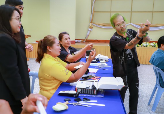 ภาพกิจกรรม  คณะวิทยาศาสตร์และเทคโนโลยี จัดกิจกรรมการอบรมเชิงปฏิบัติการ เรื่อง การเป็นช่างตัดผมอย่างมืออาชีพ ตามโครงการพัฒนาคุณภาพชีวิตและยกระดับเศรษฐกิจฐานราก