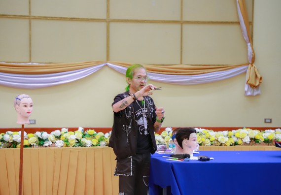 ภาพกิจกรรม  คณะวิทยาศาสตร์และเทคโนโลยี จัดกิจกรรมการอบรมเชิงปฏิบัติการ เรื่อง การเป็นช่างตัดผมอย่างมืออาชีพ ตามโครงการพัฒนาคุณภาพชีวิตและยกระดับเศรษฐกิจฐานราก