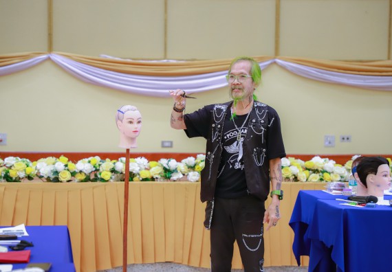 ภาพกิจกรรม  คณะวิทยาศาสตร์และเทคโนโลยี จัดกิจกรรมการอบรมเชิงปฏิบัติการ เรื่อง การเป็นช่างตัดผมอย่างมืออาชีพ ตามโครงการพัฒนาคุณภาพชีวิตและยกระดับเศรษฐกิจฐานราก