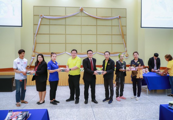 ภาพกิจกรรม  คณะวิทยาศาสตร์และเทคโนโลยี จัดกิจกรรมการอบรมเชิงปฏิบัติการ เรื่อง การเป็นช่างตัดผมอย่างมืออาชีพ ตามโครงการพัฒนาคุณภาพชีวิตและยกระดับเศรษฐกิจฐานราก