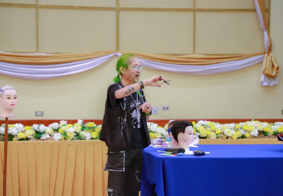 ภาพกิจกรรม  คณะวิทยาศาสตร์และเทคโนโลยี จัดกิจกรรมการอบรมเชิงปฏิบัติการ เรื่อง การเป็นช่างตัดผมอย่างมืออาชีพ ตามโครงการพัฒนาคุณภาพชีวิตและยกระดับเศรษฐกิจฐานราก