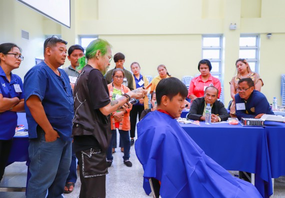 ภาพกิจกรรม  คณะวิทยาศาสตร์และเทคโนโลยี จัดกิจกรรมการอบรมเชิงปฏิบัติการ เรื่อง การเป็นช่างตัดผมอย่างมืออาชีพ ตามโครงการพัฒนาคุณภาพชีวิตและยกระดับเศรษฐกิจฐานราก