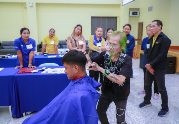 ภาพกิจกรรม  คณะวิทยาศาสตร์และเทคโนโลยี จัดกิจกรรมการอบรมเชิงปฏิบัติการ เรื่อง การเป็นช่างตัดผมอย่างมืออาชีพ ตามโครงการพัฒนาคุณภาพชีวิตและยกระดับเศรษฐกิจฐานราก