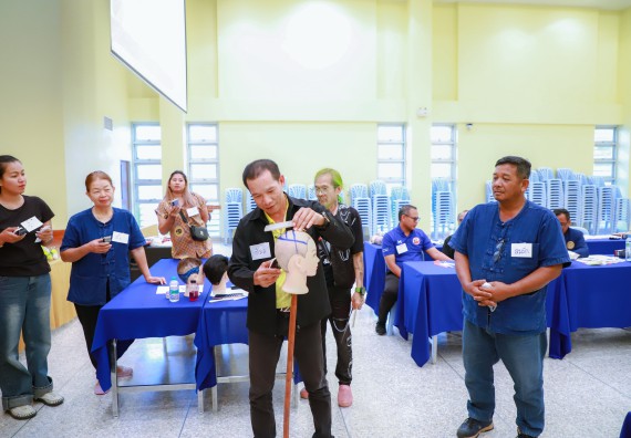 ภาพกิจกรรม  คณะวิทยาศาสตร์และเทคโนโลยี จัดกิจกรรมการอบรมเชิงปฏิบัติการ เรื่อง การเป็นช่างตัดผมอย่างมืออาชีพ ตามโครงการพัฒนาคุณภาพชีวิตและยกระดับเศรษฐกิจฐานราก