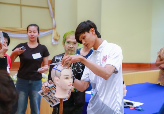 ภาพกิจกรรม  คณะวิทยาศาสตร์และเทคโนโลยี จัดกิจกรรมการอบรมเชิงปฏิบัติการ เรื่อง การเป็นช่างตัดผมอย่างมืออาชีพ ตามโครงการพัฒนาคุณภาพชีวิตและยกระดับเศรษฐกิจฐานราก