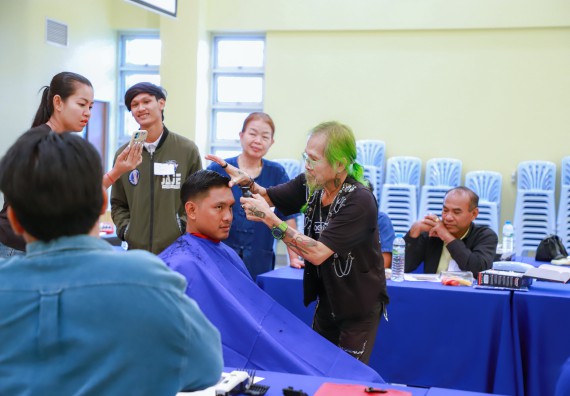 ภาพกิจกรรม  คณะวิทยาศาสตร์และเทคโนโลยี จัดกิจกรรมการอบรมเชิงปฏิบัติการ เรื่อง การเป็นช่างตัดผมอย่างมืออาชีพ ตามโครงการพัฒนาคุณภาพชีวิตและยกระดับเศรษฐกิจฐานราก