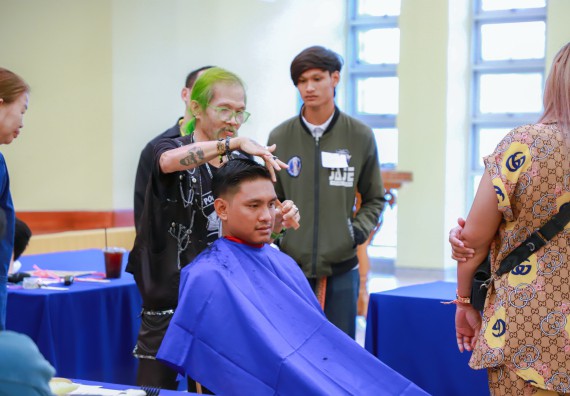 ภาพกิจกรรม  คณะวิทยาศาสตร์และเทคโนโลยี จัดกิจกรรมการอบรมเชิงปฏิบัติการ เรื่อง การเป็นช่างตัดผมอย่างมืออาชีพ ตามโครงการพัฒนาคุณภาพชีวิตและยกระดับเศรษฐกิจฐานราก