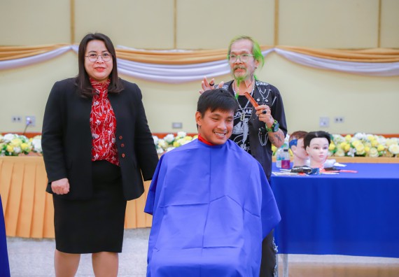 ภาพกิจกรรม  คณะวิทยาศาสตร์และเทคโนโลยี จัดกิจกรรมการอบรมเชิงปฏิบัติการ เรื่อง การเป็นช่างตัดผมอย่างมืออาชีพ ตามโครงการพัฒนาคุณภาพชีวิตและยกระดับเศรษฐกิจฐานราก
