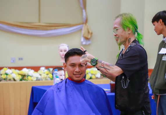ภาพกิจกรรม  คณะวิทยาศาสตร์และเทคโนโลยี จัดกิจกรรมการอบรมเชิงปฏิบัติการ เรื่อง การเป็นช่างตัดผมอย่างมืออาชีพ ตามโครงการพัฒนาคุณภาพชีวิตและยกระดับเศรษฐกิจฐานราก