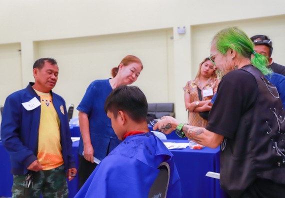 ภาพกิจกรรม  คณะวิทยาศาสตร์และเทคโนโลยี จัดกิจกรรมการอบรมเชิงปฏิบัติการ เรื่อง การเป็นช่างตัดผมอย่างมืออาชีพ ตามโครงการพัฒนาคุณภาพชีวิตและยกระดับเศรษฐกิจฐานราก