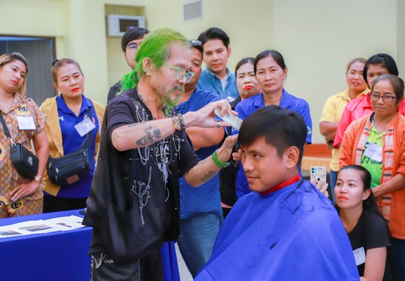 ภาพกิจกรรม  คณะวิทยาศาสตร์และเทคโนโลยี จัดกิจกรรมการอบรมเชิงปฏิบัติการ เรื่อง การเป็นช่างตัดผมอย่างมืออาชีพ ตามโครงการพัฒนาคุณภาพชีวิตและยกระดับเศรษฐกิจฐานราก
